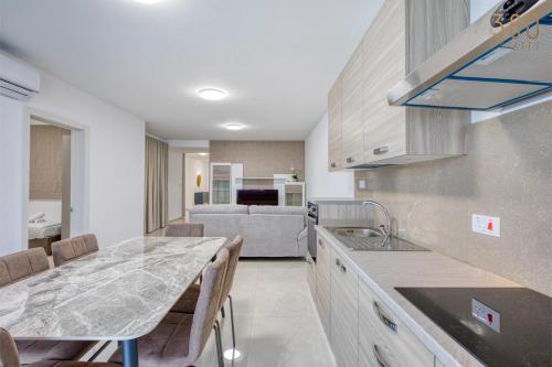 Una cocina o zona de cocina en Rooftop Pool Sensations Apartments all with WIFI and AC by 360 Estates