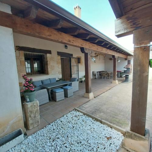 eine Außenterrasse mit einer Holzpergola in der Unterkunft El Guarda in Sequera de Fresno