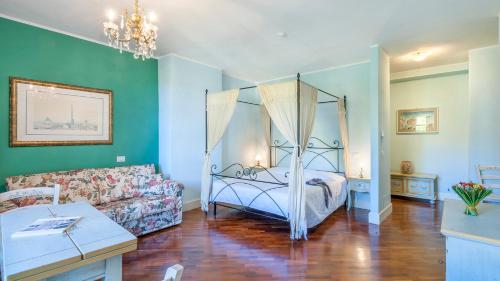 a living room with a bed and a couch at VILLA CAPPELLETTI 16&2, Emma Villas in Cesi