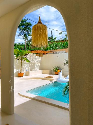 an archway leading to a swimming pool in a house at Casa Del La Luna by Nginapsini in Cilama