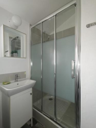 une salle de bain avec douche et lavabo dans l'établissement Détente et promenades entre mer et campagne, à Solliès-Toucas