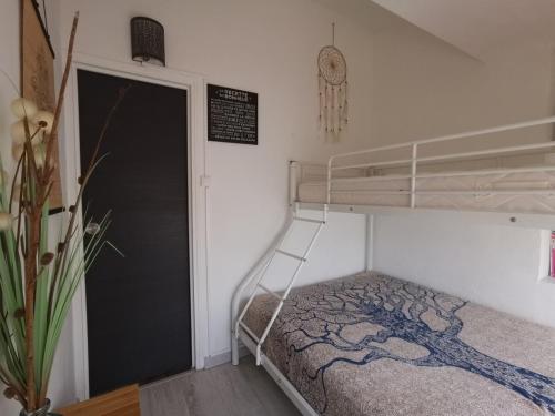 - une chambre avec des lits superposés et une porte menant à une chambre dans l'établissement Détente et promenades entre mer et campagne, à Solliès-Toucas