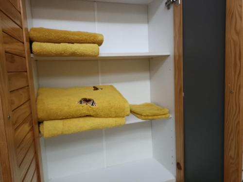 d'un placard avec des serviettes sur les étagères dans la salle de bains. dans l'établissement Joli Studio Cannes, à Cannes