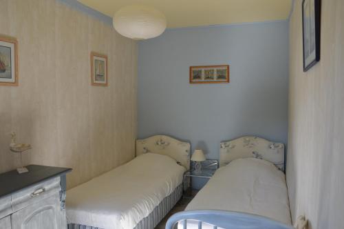 une chambre avec deux lits dans une pièce dans l'établissement L'Orée des prés - Gîte de Charme - 3 étoiles, à Ouville-la-Rivière