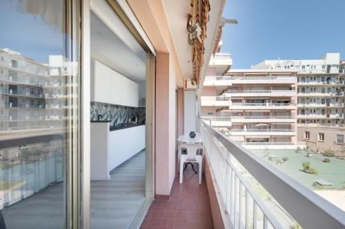 a balcony with a view of a building at Eden docteur HOCHET 100 m des plages 3 couchages ou 4 si 2 enfants in Antibes
