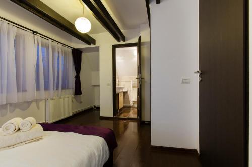 ein Schlafzimmer mit einem Bett mit Handtüchern darauf in der Unterkunft House of Seasons in Bran