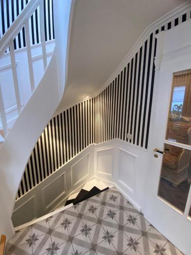 a hallway with a staircase with a tiled floor at Haus mit 2 Schlafzimmern in Fulda