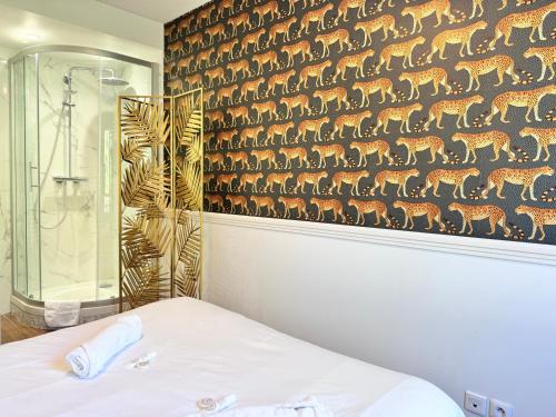 une chambre avec un mur recouvert d'imprimés animaliers dans l'établissement FRUITIERS2 - Bright 3 BR 15' away from the center of Paris, à Saint-Denis