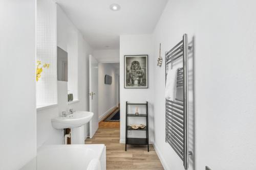 ein weißes Badezimmer mit Waschbecken und Toilette in der Unterkunft Regents House, Brighton in Brighton & Hove
