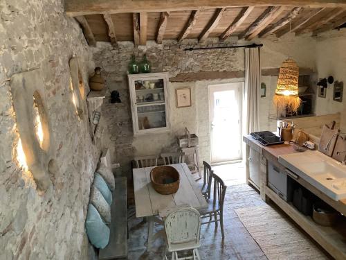 - une cuisine avec une table et un mur en pierre dans l'établissement Maison G, à Montréal