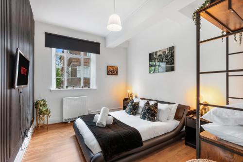 ein Schlafzimmer mit einem Bett und einem Fenster in der Unterkunft Regents House, Brighton in Brighton & Hove