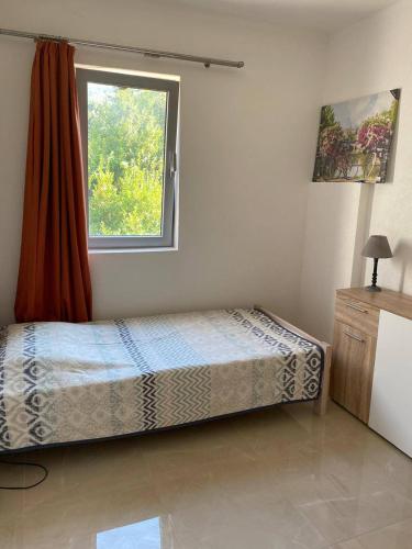 une chambre avec un lit et une fenêtre dans l'établissement Apartment in Tivat for rent, à Krasići