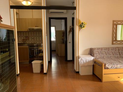 a living room with a couch and a kitchen at Etruscan Coast & Rome Gateway in Marina di Cerveteri
