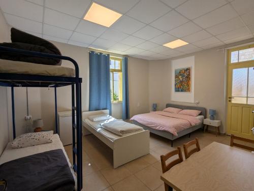 Postel nebo postele na pokoji v ubytování Nest House