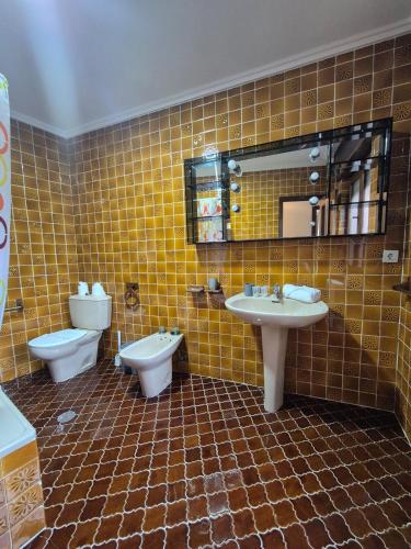 a bathroom with two sinks and a toilet and a mirror at 33A02 Amplio apartamento en Tuilla in Langreo