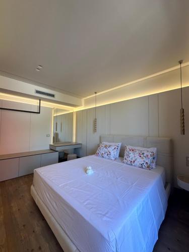 Postel nebo postele na pokoji v ubytování Manolo & Jolie Luxury Villa