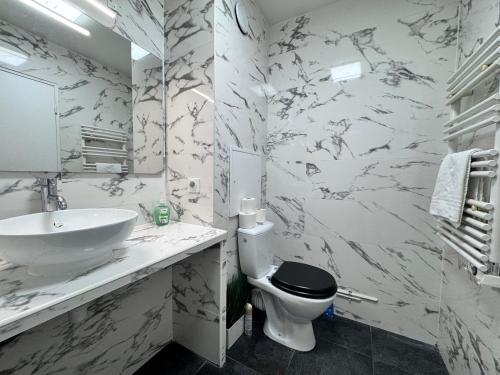 une salle de bain blanche avec un lavabo et des toilettes dans l'établissement FELLINI 3BR with safe parking, à Saint-Denis