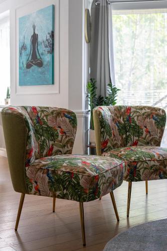 a living room with two chairs and a window at City Centre House - 5 Bedrooms - Sleeps 9 in Edinburgh