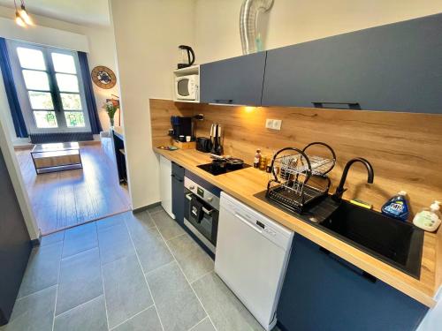 une cuisine avec un évier et un plan de travail dans l'établissement 