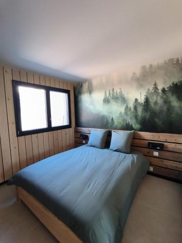 une chambre avec un lit avec un tableau sur le mur dans l'établissement Chez Julia, à Azerailles