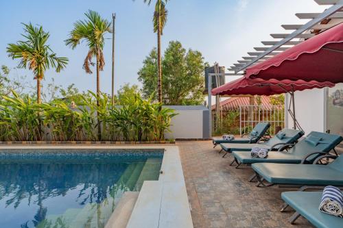 Piscina di Alaya Stays Gracias Retreat near Ashvem Beach 3 minutes Walk From The Beach o nelle vicinanze