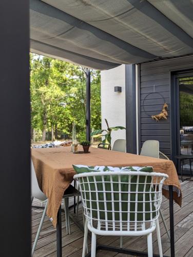 Μπαλκόνι ή βεράντα στο Maison Architecte, Parc arboré & BBQ, 10 min du circuit