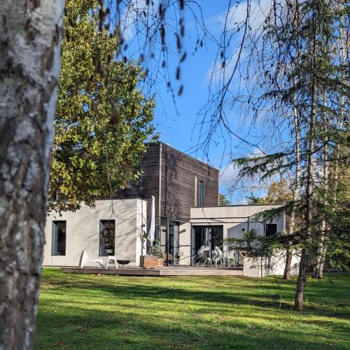 Κήπος έξω από το Maison Architecte, Parc arboré & BBQ, 10 min du circuit