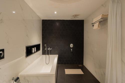 Bagno di Alaya Stays Gracias Retreat near Ashvem Beach 3 minutes Walk From The Beach