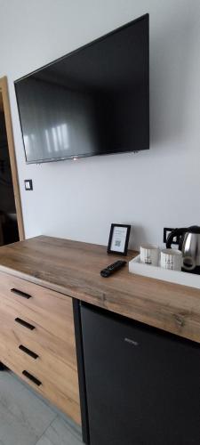 a counter with a television on top of a kitchen at Biały Dom in Sarbinowo