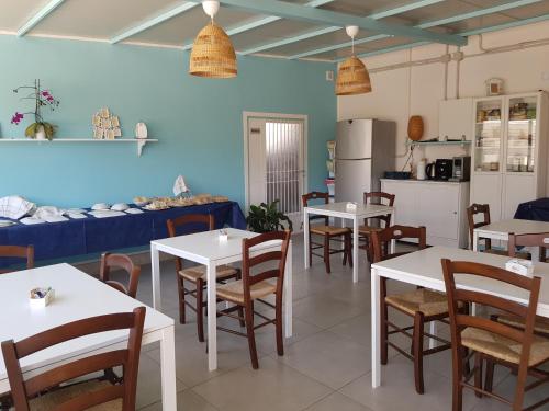 A kitchen or kitchenette at Un passo dal mare - Guest House