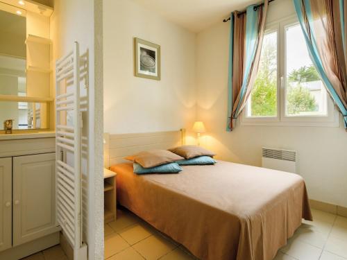 une chambre avec un lit et une fenêtre dans l'établissement Romantic Family Mansion, à Crozon
