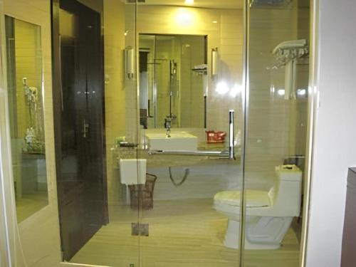 un bagno con un water e un lavandino di Calvin Hotel a Canton