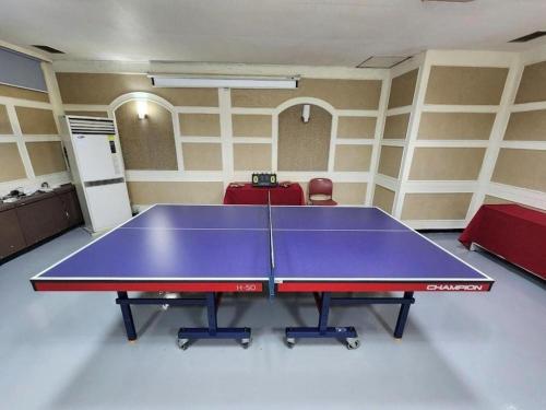 a ping pong table in a room with a ping pong ball at Suanbo Park Hotel in Suanbo