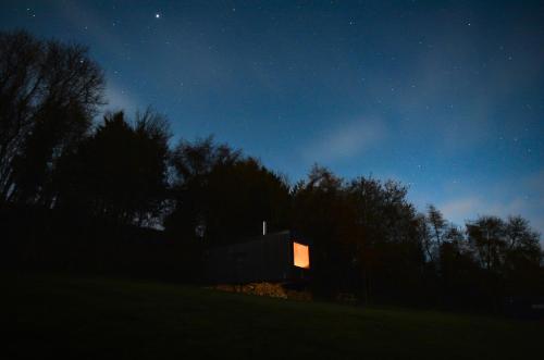 Gambar di galeri bagi Romantic Off-Grid Cabin Views of Cotswolds di Dowdeswell