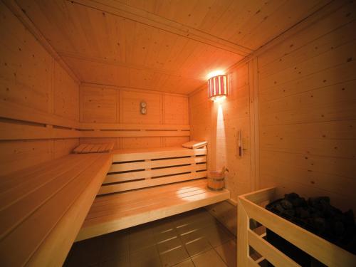 un sauna en bois avec une lumière au milieu dans l'établissement House in France for a Relaxing Getaway, à Quéven