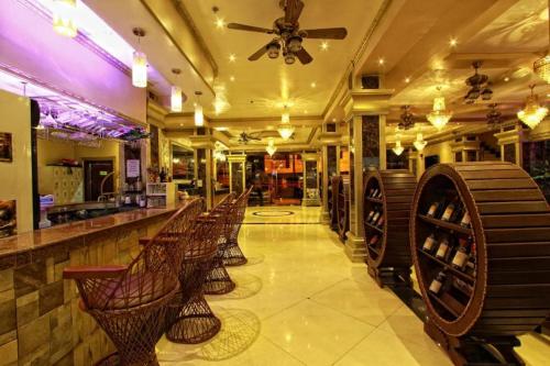 un bar con una fila di sedie in un ristorante di Clark Imperial Hotel a Angeles