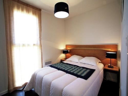 une chambre avec un grand lit et une fenêtre dans l'établissement Cozy Holiday Home Near Veillon, à Saint-Hilaire-de-Talmont