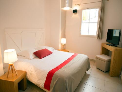 une chambre avec un grand lit et une télévision dans l'établissement Villa in Provence with Private Pool, à Saint-Saturnin-lès-Apt