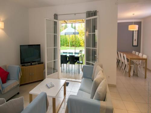 un salon avec un canapé, une télévision et une table dans l'établissement Villa in Provence with Private Pool, à Saint-Saturnin-lès-Apt