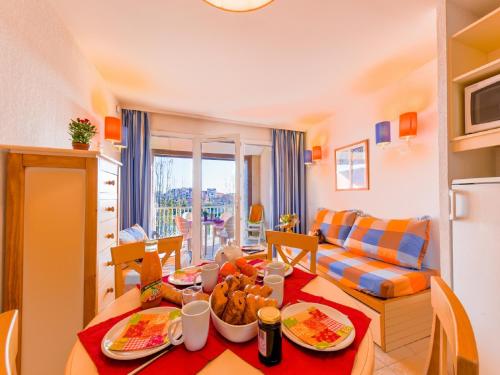 d'une cuisine et d'un salon avec une table et de la nourriture. dans l'établissement Apartment in Catalana with Balcony, au Barcarès