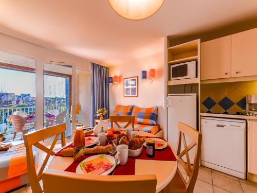 une cuisine et une salle à manger avec une table et une chambre dans l'établissement Apartment in Catalana with Balcony, au Barcarès