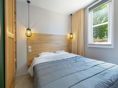 une chambre avec un lit et une fenêtre dans l'établissement Mobile Home Near Beach, au Grau-dʼAgde