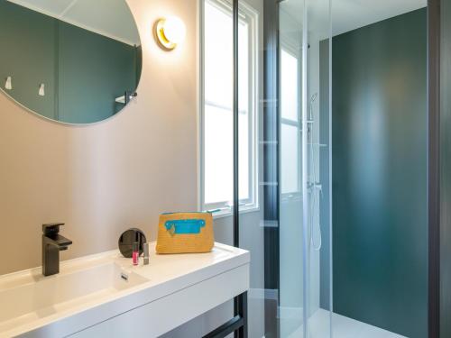 une salle de bain avec un lavabo et une douche dans l'établissement Mobile Home Near Beach, au Grau-dʼAgde