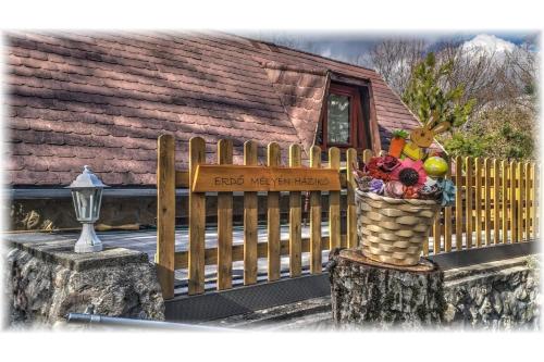 Erdő Mélyén Házikó