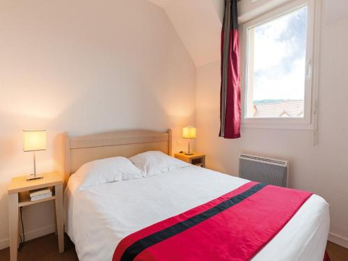 - une chambre avec un lit, une fenêtre et 2 lampes dans l'établissement Holiday Home in France with Terrace, à Montignac