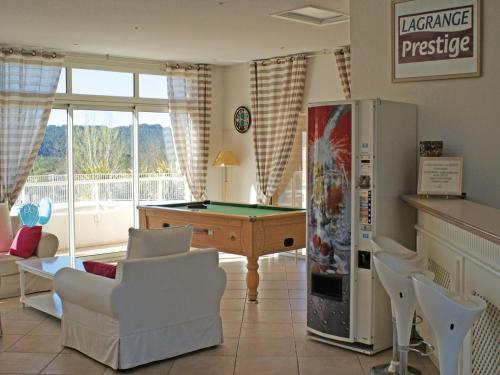 - un salon avec un billard et un réfrigérateur dans l'établissement Holiday Home in France with Terrace, à Montauroux