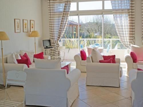 - un salon avec des canapés blancs et des oreillers rouges dans l'établissement Holiday Home in France with Terrace, à Montauroux