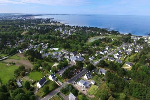 une vue aérienne d'une petite ville au bord de l'océan dans l'établissement Résidence Piriac-sur-Mer Bretagne Sud, Piriac-sur-Mer,terraced house for 5 pers, à Piriac-sur-Mer