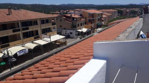 vue aérienne d'un toit de tuiles d'une ville dans l'établissement Santa Teresa mansarda parking centro, à Santa Teresa Gallura