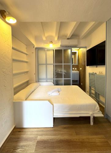 Una cama o camas en una habitación de Pinot Grigio - Harbor's Light